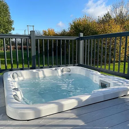 Coopers With Hot Tub *
